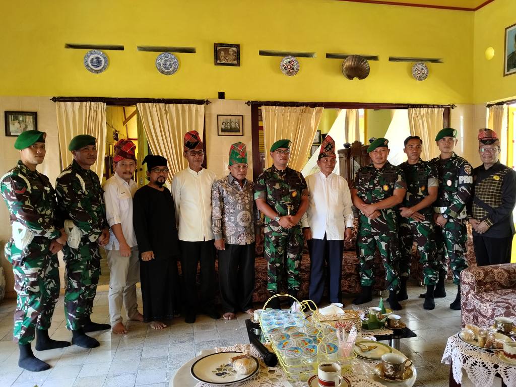 LATS Silaturahmi dengan Dandim dan Menyerahkan Bendera Macan Putih untuk ikut serta dalam Kirab Panji-Panji Kesultanan Nusantara pada HUT RI ke-80