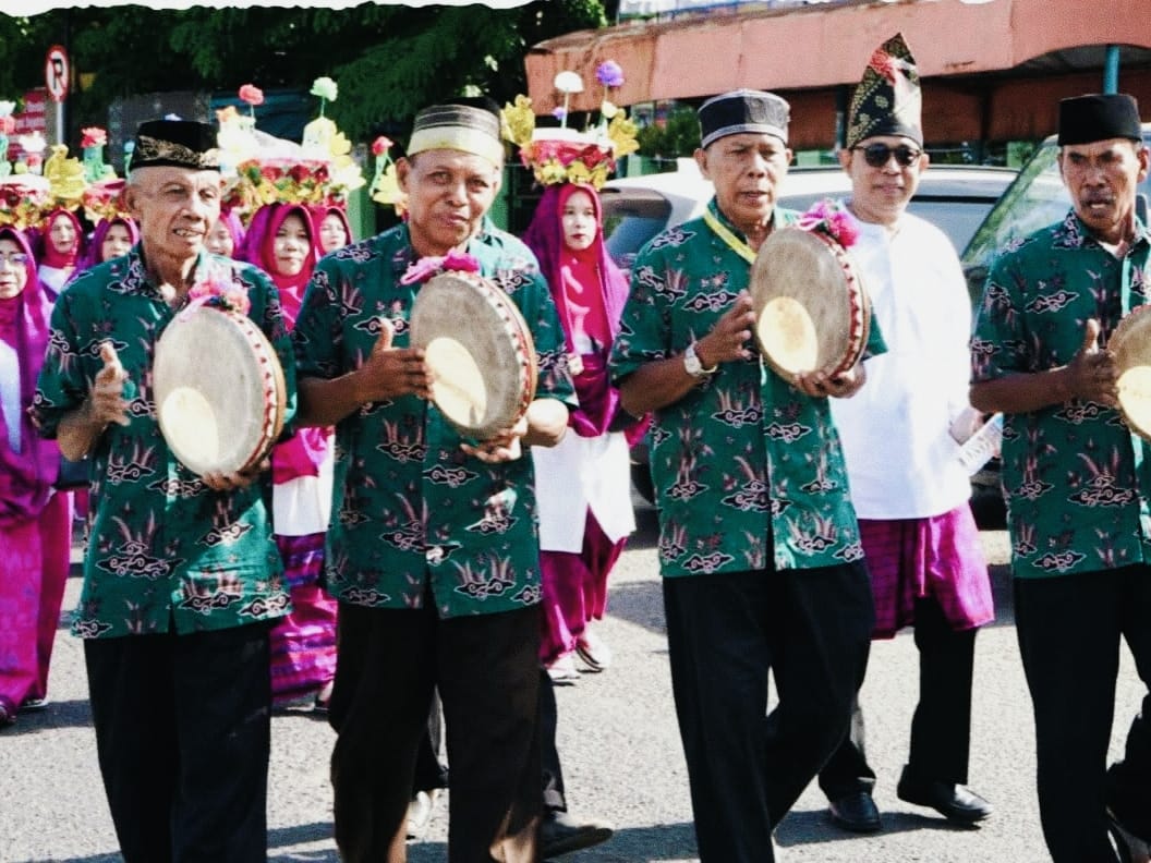 Kabupaten Sumbawa Melaksanakan Pawai Sarembang Munit Adat